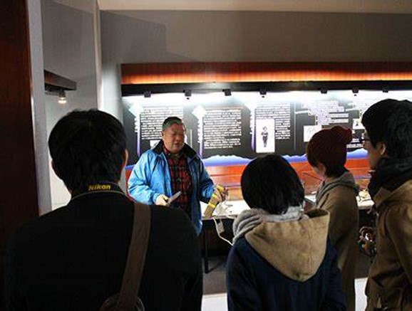 焚き火を囲んで対話するイメージ 1