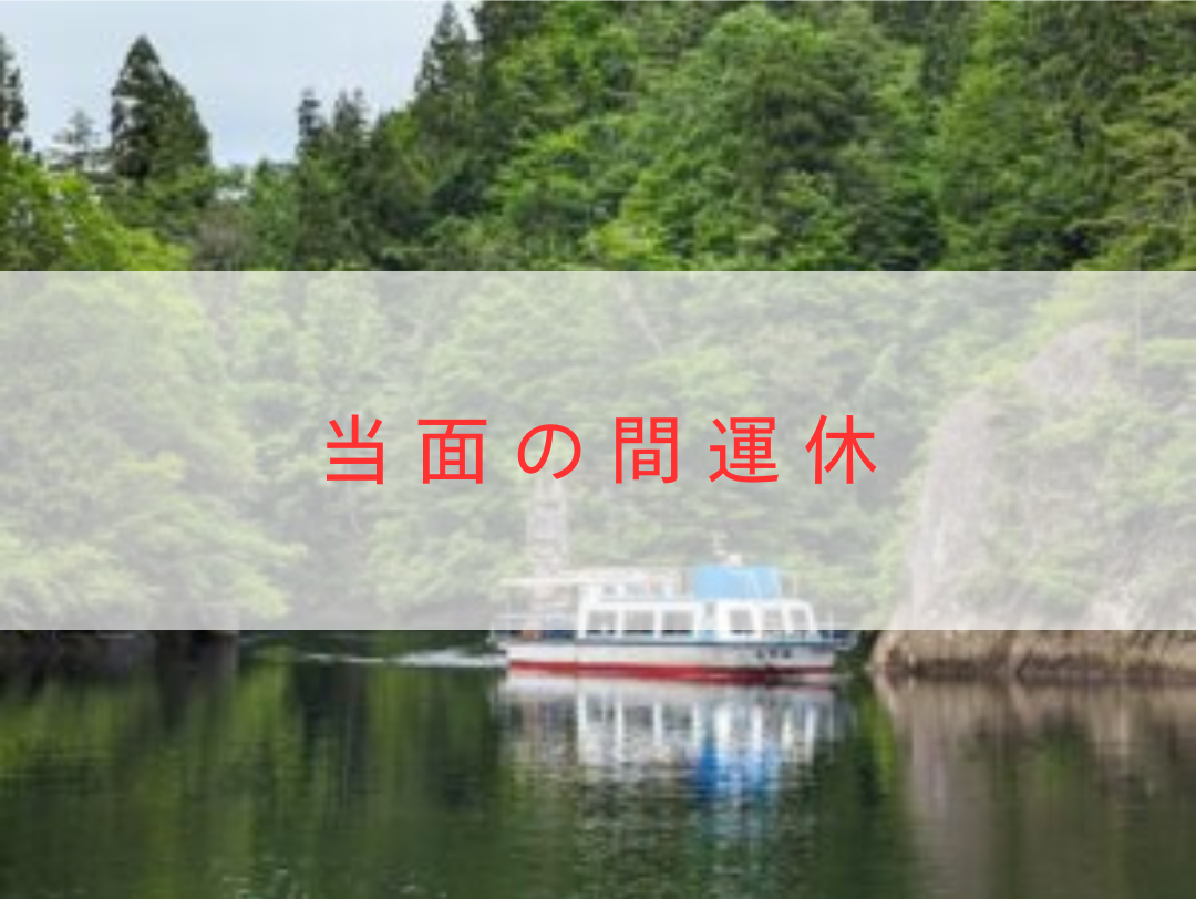 湖でカヌーを楽しんでいる人々の画像