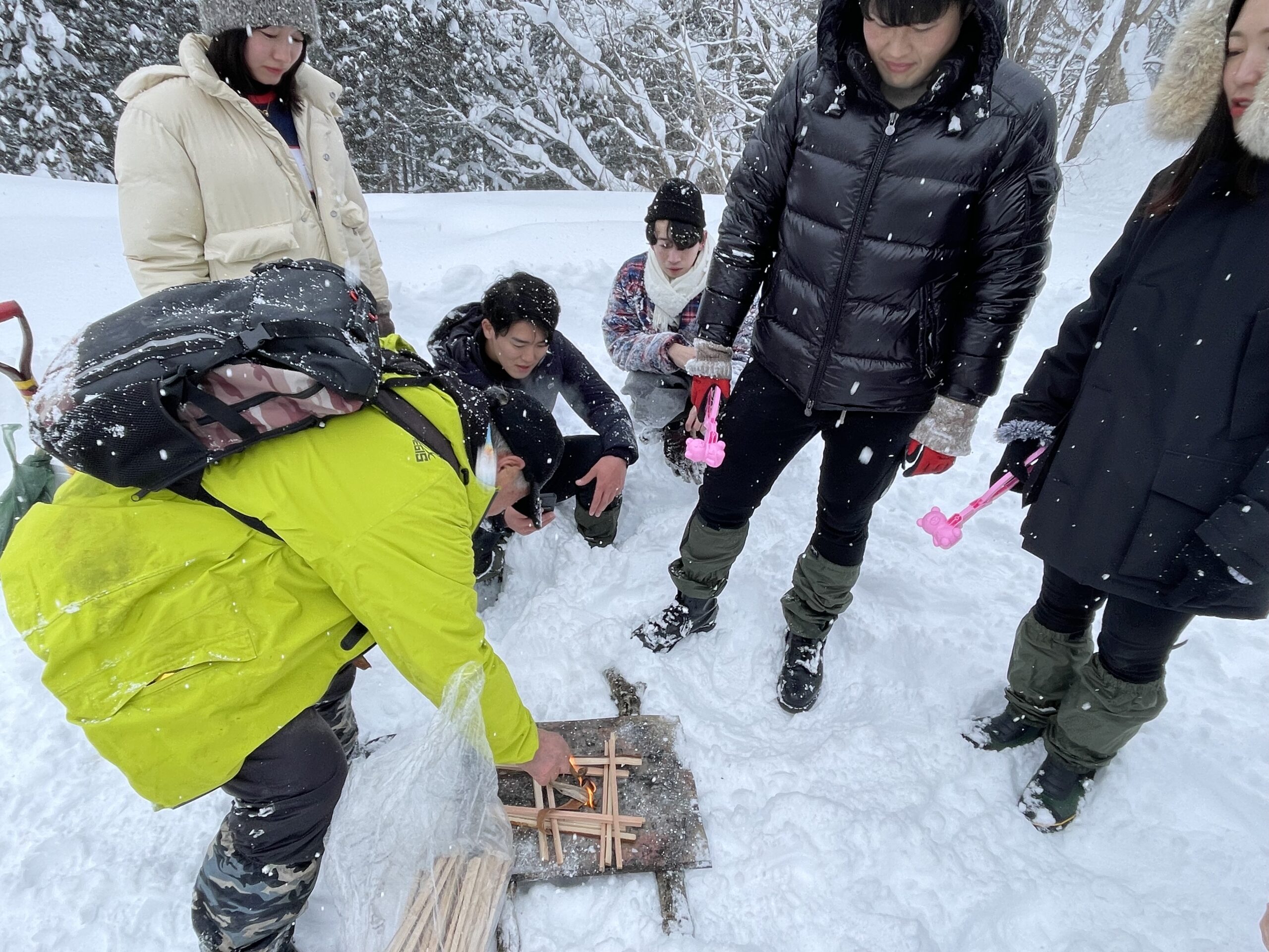 雪の中を歩くかんじき体験