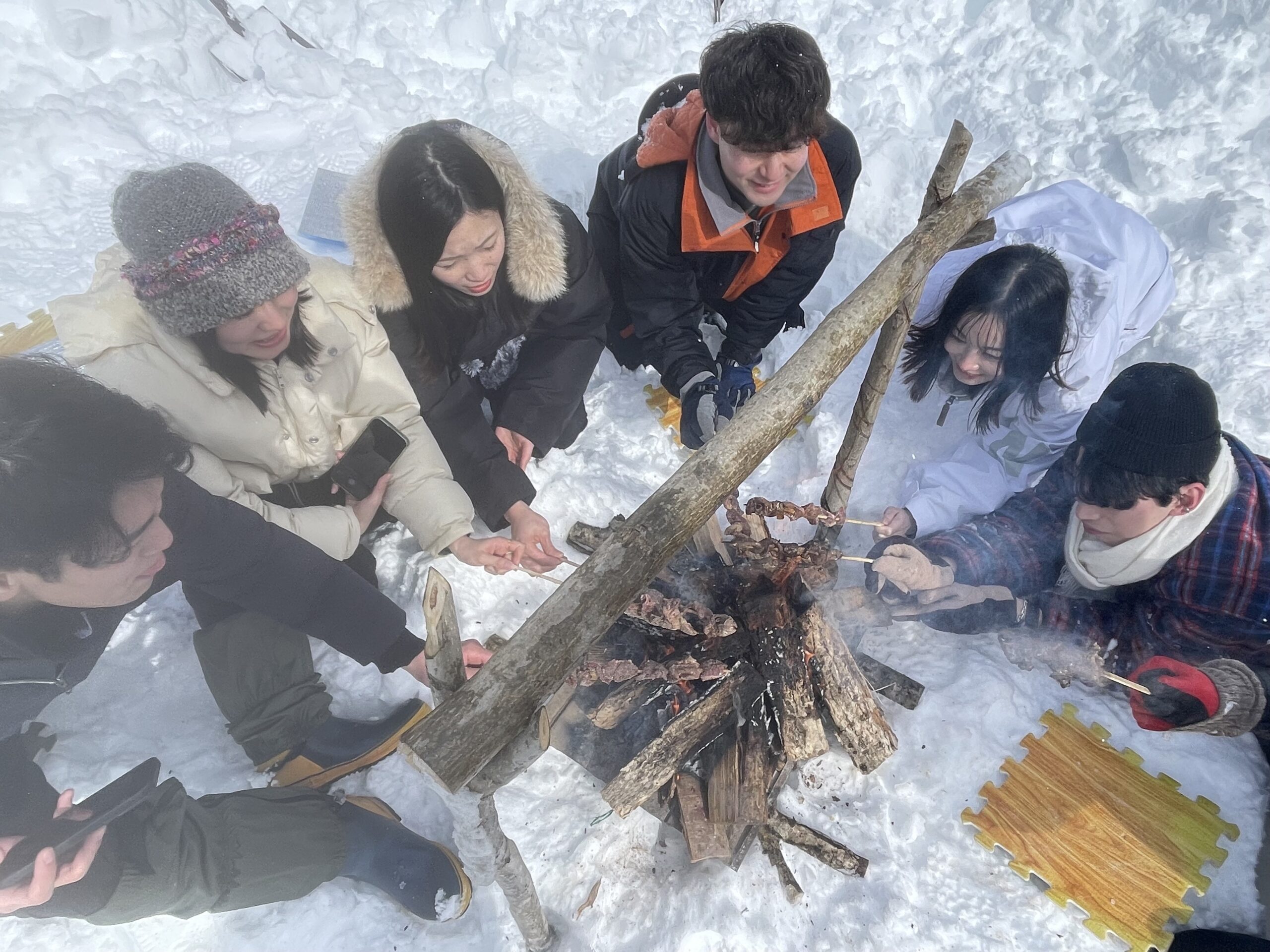 森の中を歩くマタギ学校の参加者