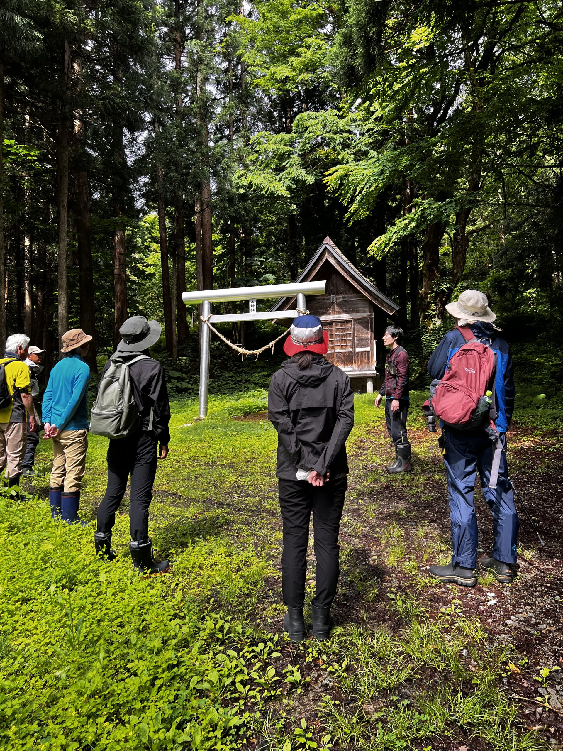 森の中を歩くマタギ学校の参加者
