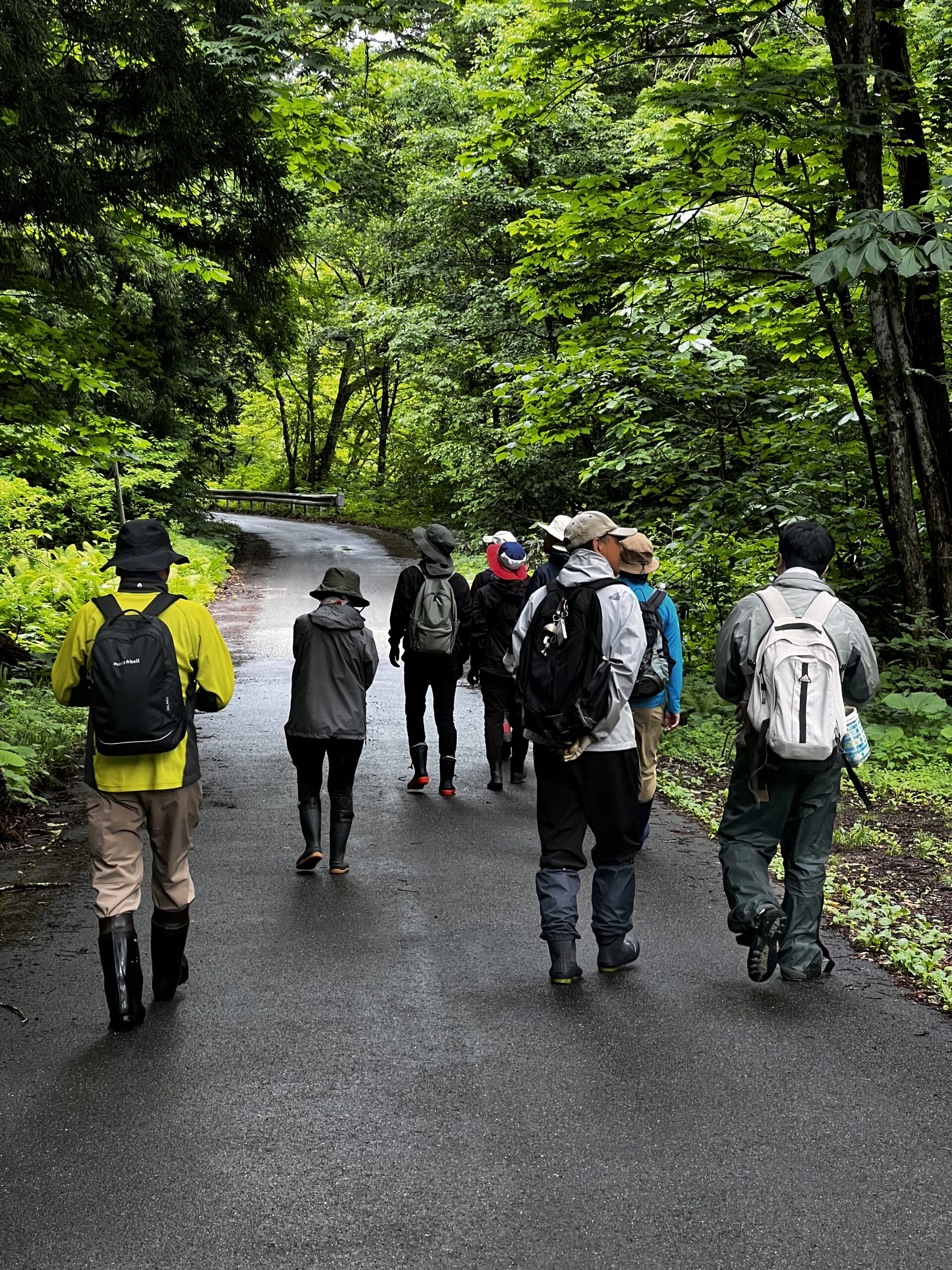 雪の中で焚き火を囲む参加者